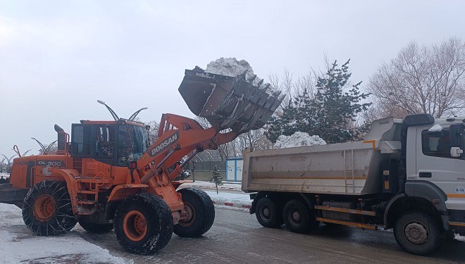 Erciş’te kar yığınları kamyonlarla taşınıyor