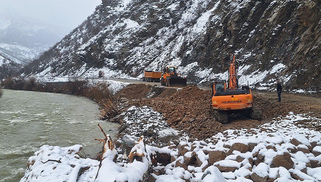 Çığ nedeniyle kapanan Çatak-Pervari kara yolu açıldı