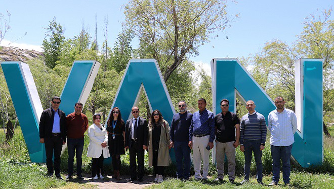 Iraklı turistler Van’ın tarihi ve turistik yerlerini gezdi