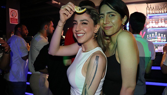 İranlı turistler Van'da gönüllerince eğleniyor