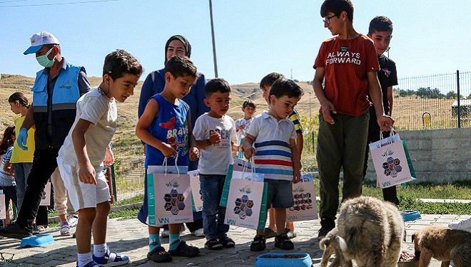 Van Büyükşehir Belediyesi işitme engelli çocukları barınakta ağırladı